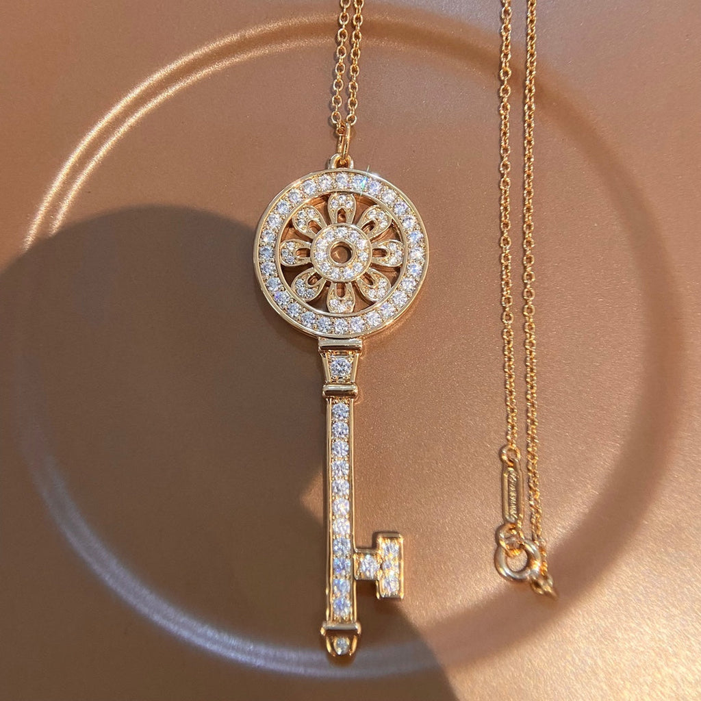NECKLACE PETAL KEY PEDANT