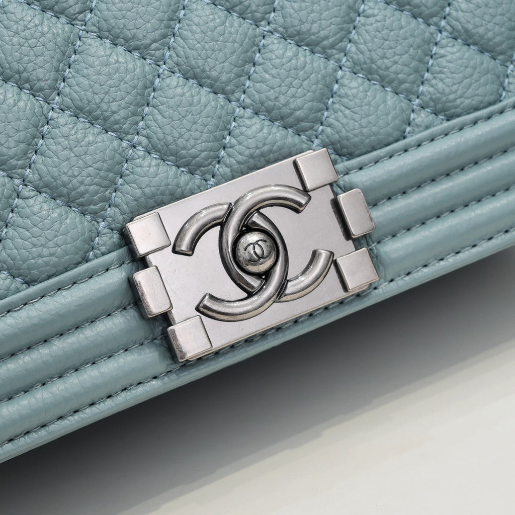 CAVIAR BOY BAG MEDIUM 67086 TURQUOISE