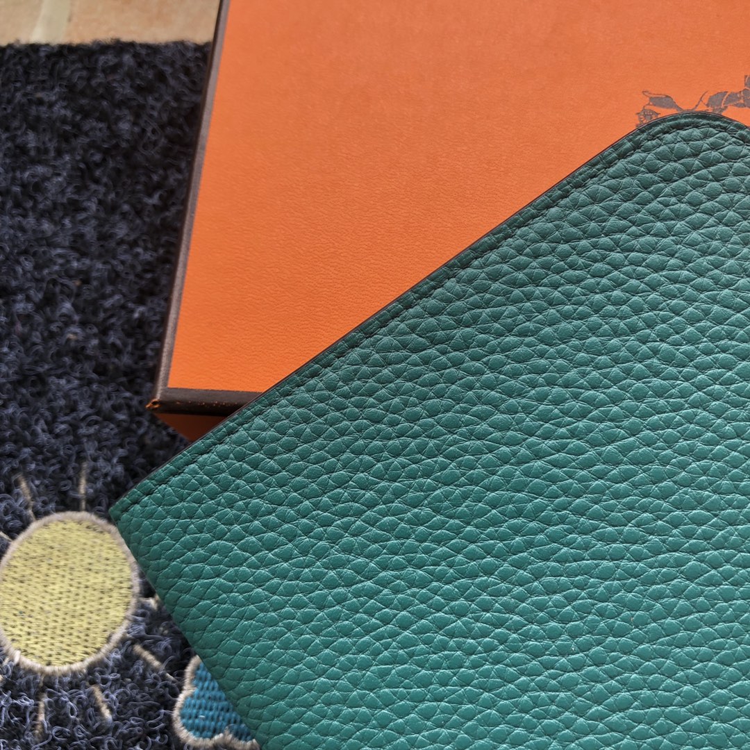 TOGO PASSPORT HOLDER 20 IN FOREST GREEN CALFSKIN