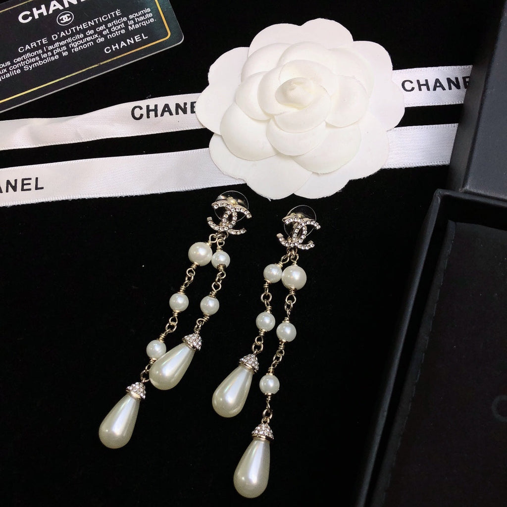 DOUBLE C EARRINGS IN GOLD METAL WITH TWO PEARL TASSELS