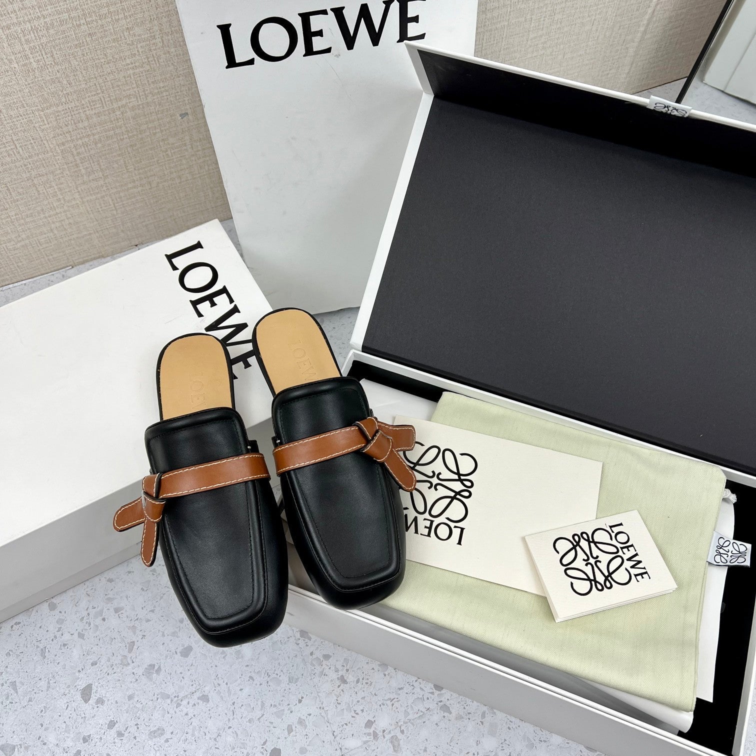LW GATE BROWN BELTED MULE BLACK CALFSKIN