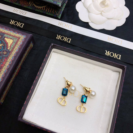 CD 26S BLUE CRYSTAL PEARL DROP EARRINGS IN GOLD TONE METAL 645629