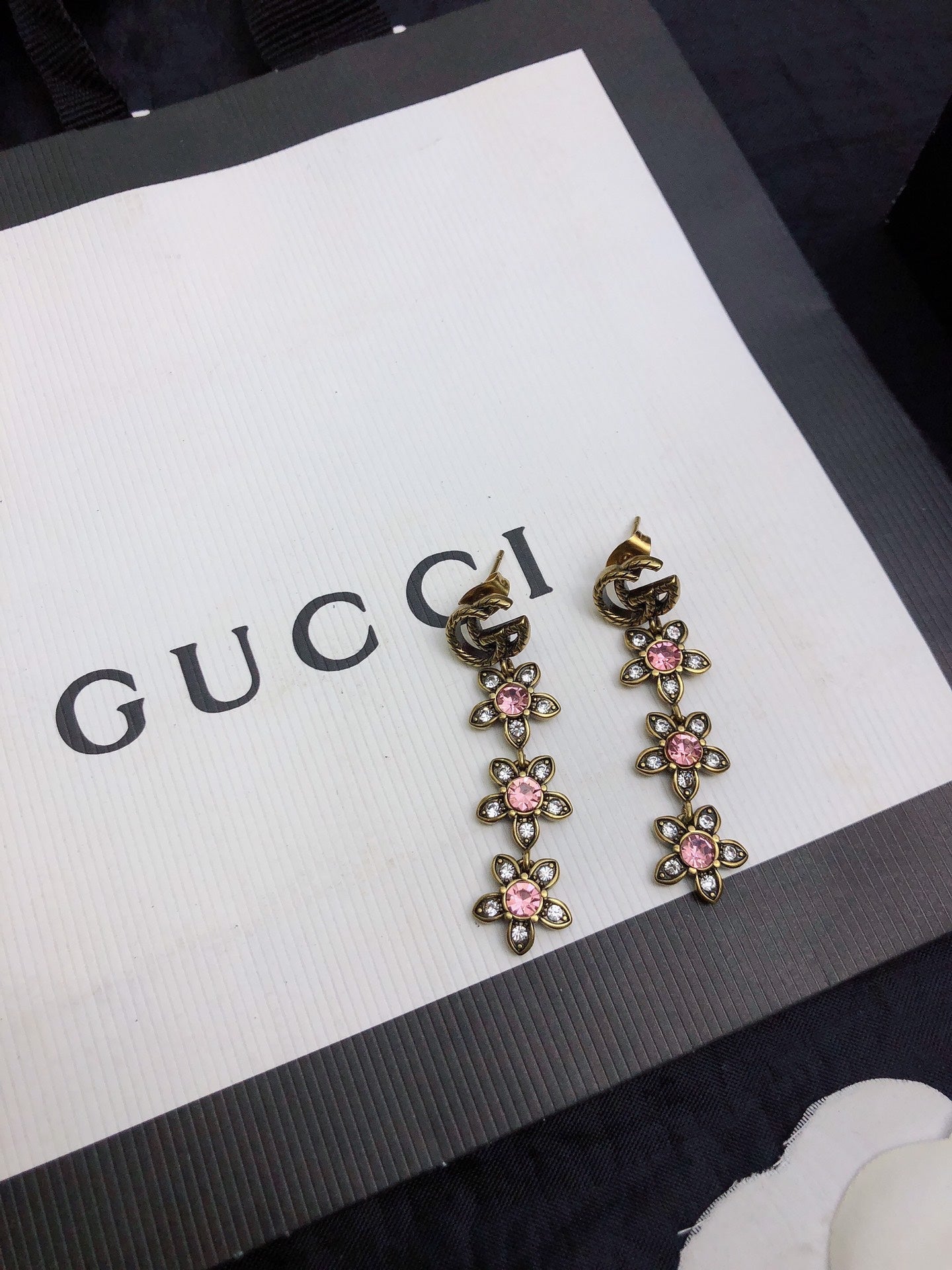 GUCCI 26S DOUBLE G LOGO PINK CRYSTAL FLORAL DROP EARRINGS IN AGED GOLD TONE METAL 629030