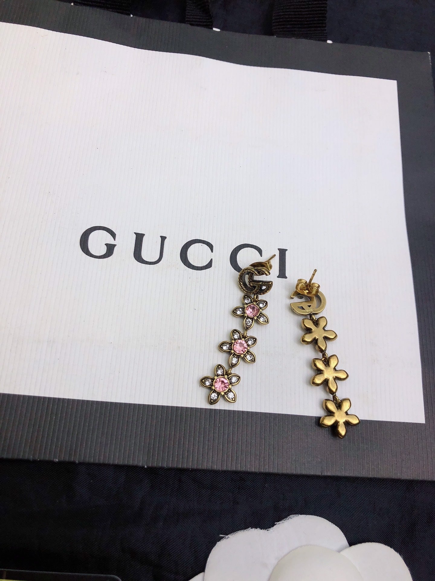GUCCI 26S DOUBLE G LOGO PINK CRYSTAL FLORAL DROP EARRINGS IN AGED GOLD TONE METAL 629030