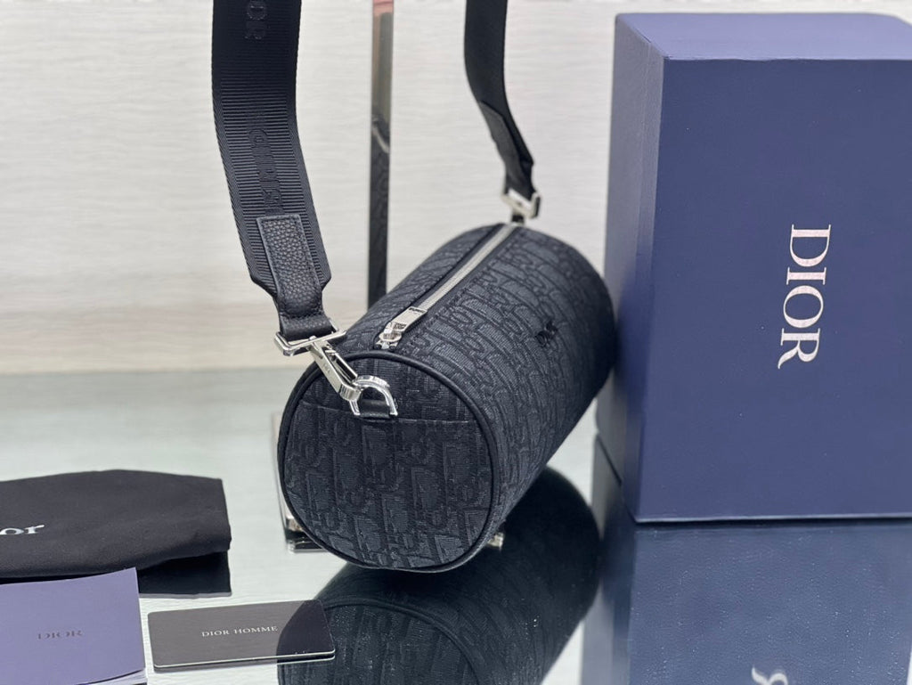 ROUND BUCKET 21 BAG IN BLACK OBLIQUE JACQUARD