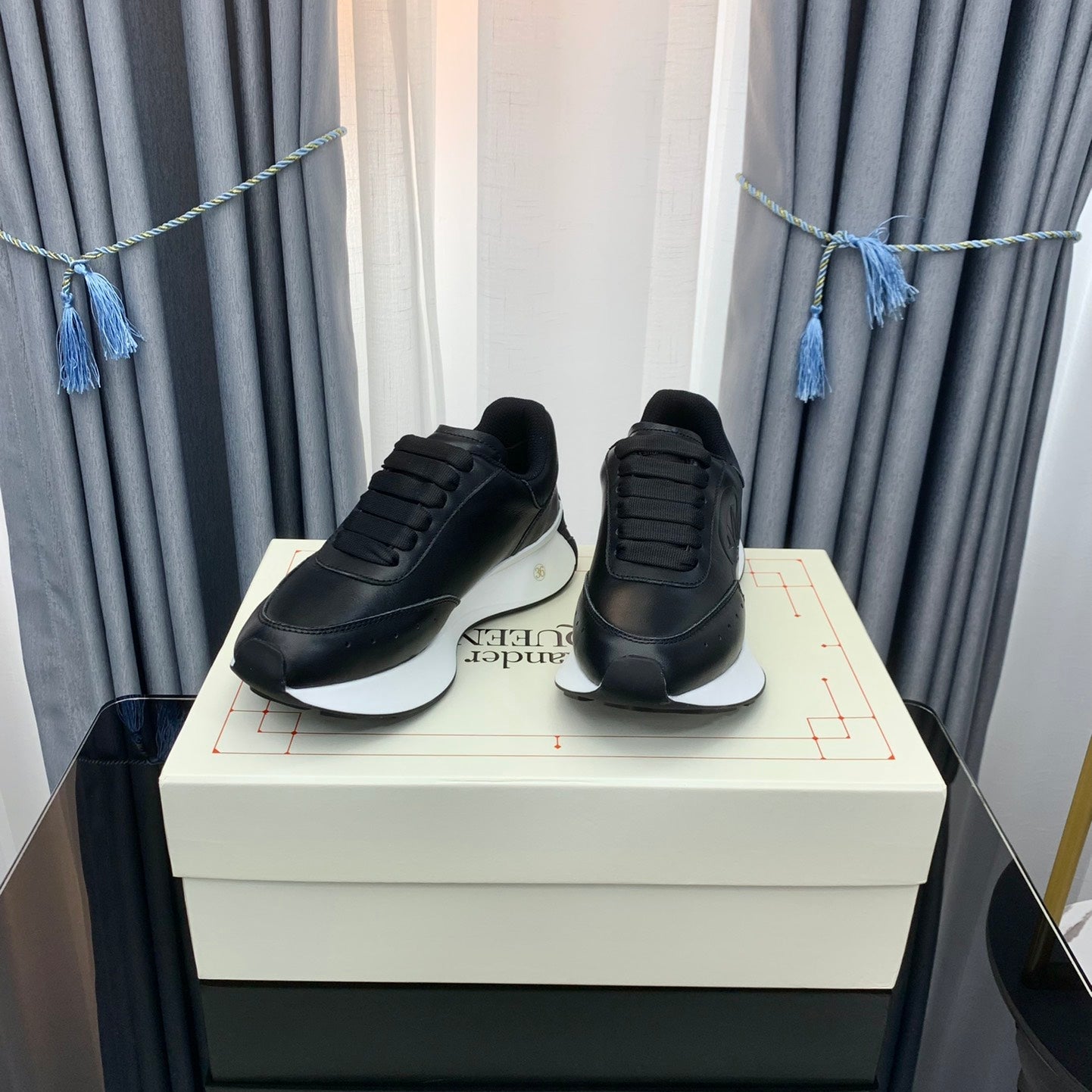SPRINT RUNNER LOW-TOP IN BLACK CALFSKIN EMBOSSED LOGO