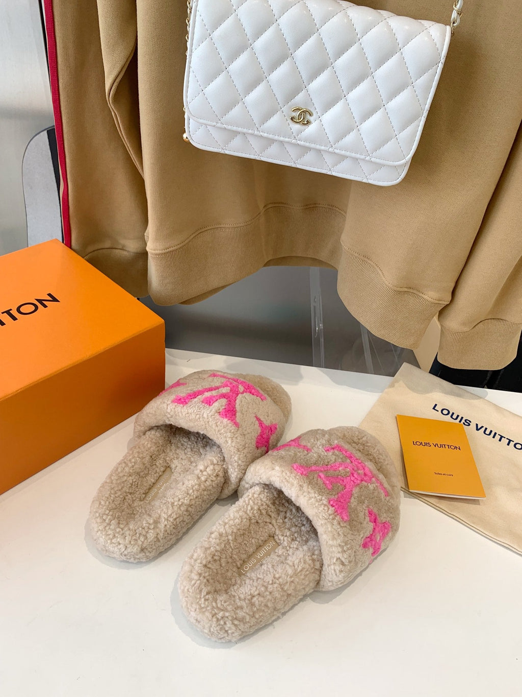 LV WOMEN'S PASEO FLAT SLIPPER IN BEIGE FLEECE WITH BRIGHT PINK LOGO