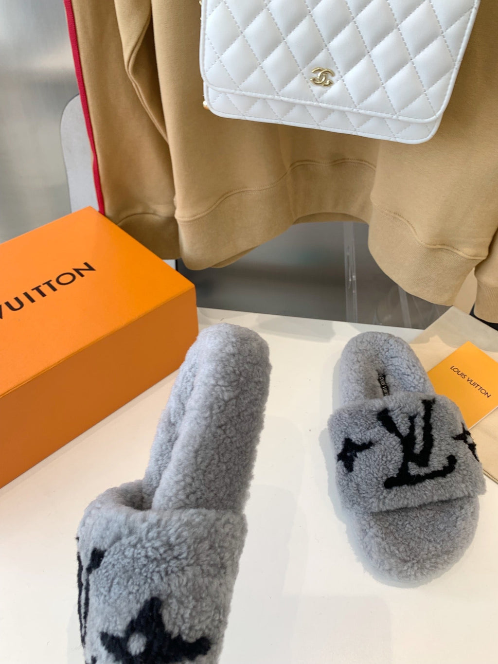 LV WOMEN'S PASEO FLAT SLIPPER IN GREY FLEECE WITH BLACK LOGO