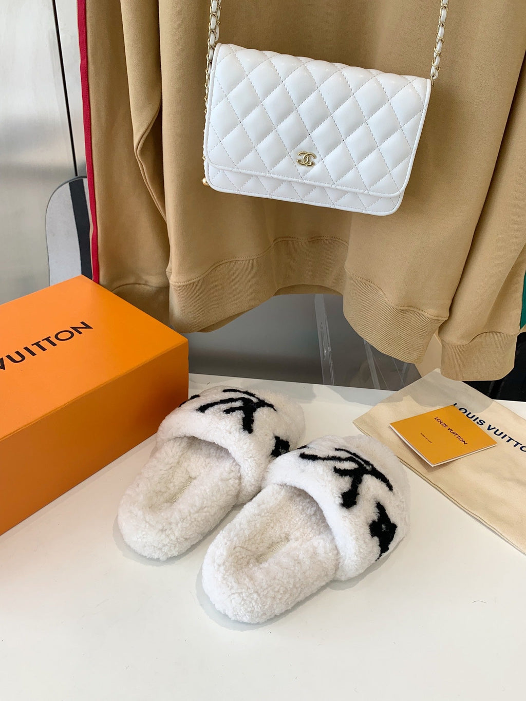 LV WOMEN'S PASEO FLAT SLIPPER IN WHITE FLEECE WITH BLACK LOGO
