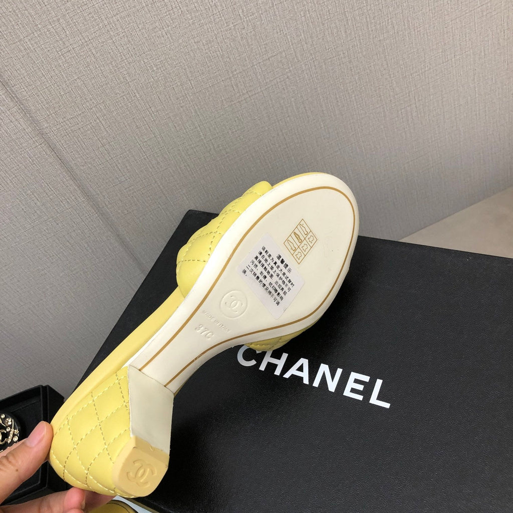 DIAMOND-QUILTED 6 CM SANDALS IN BRIGHT YELLOW LAMBSKIN