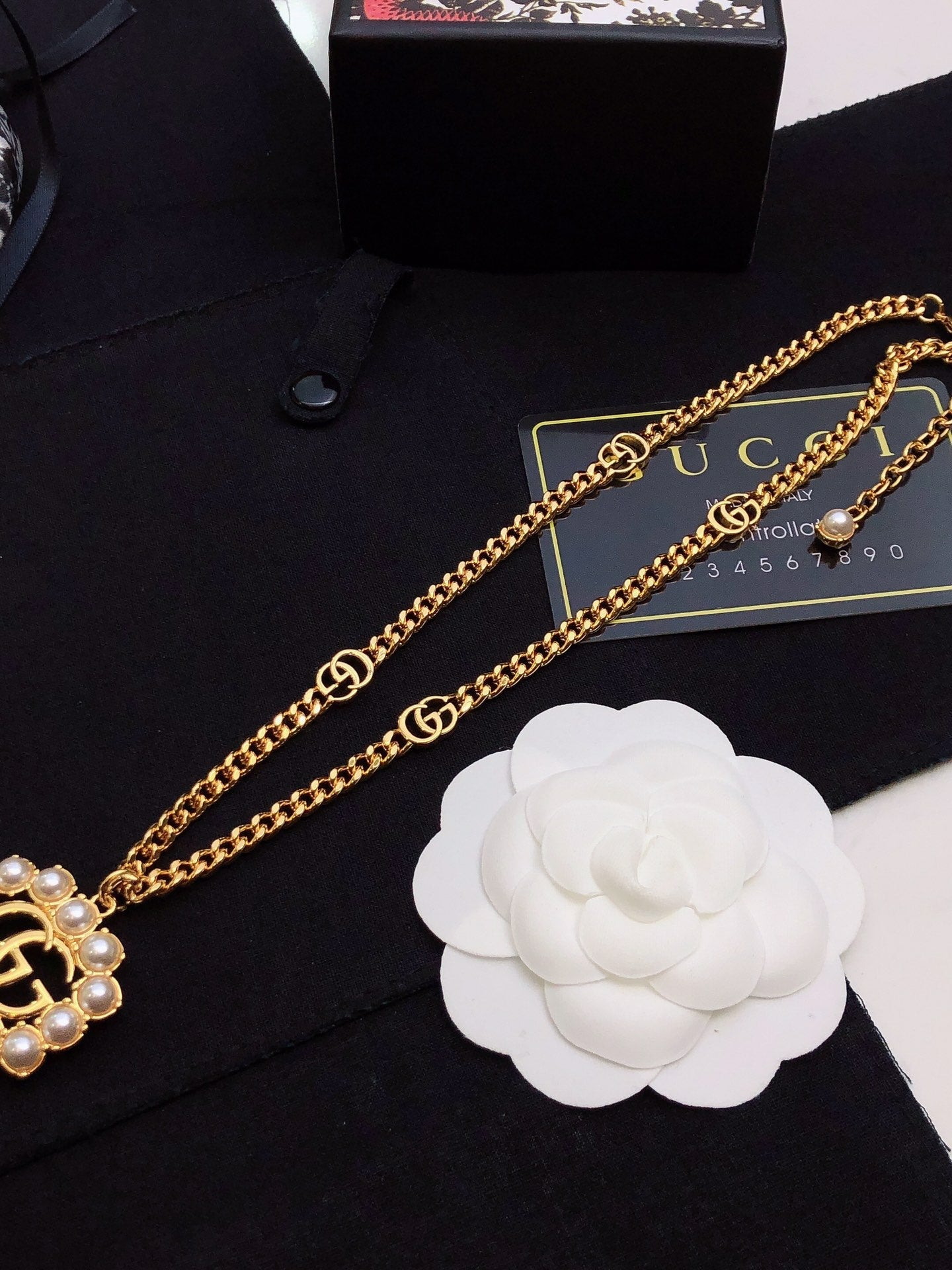GUCCI 26S INTERLOCKING G PEARL FRAME PENDANT NECKLACE IN GOLD TONE METAL 625672