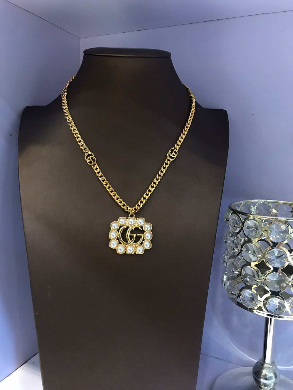 GUCCI 26S INTERLOCKING G PEARL FRAME PENDANT NECKLACE IN GOLD TONE METAL 625672