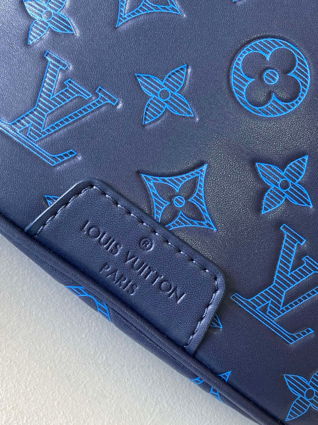 LV 25S DISCOVERY BUMBAG 44 IN DARK BLUE EMBOSSED MONOGRAM ECLIPSE CALFSKIN