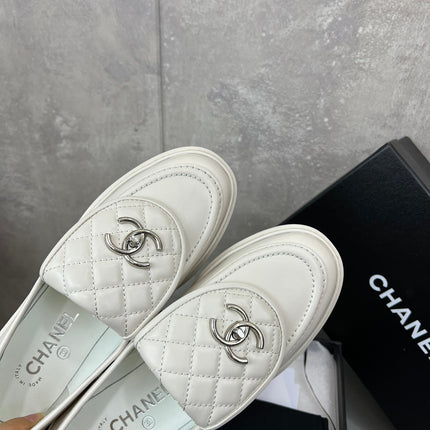 CHANEL 26S LOAFERS IN WHITE QUILTED CALFSKIN WITH CC LOGO