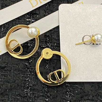 CD 26S PEARL CIRCLE LOGO STUD EARRINGS IN GOLD TONE METAL 646560