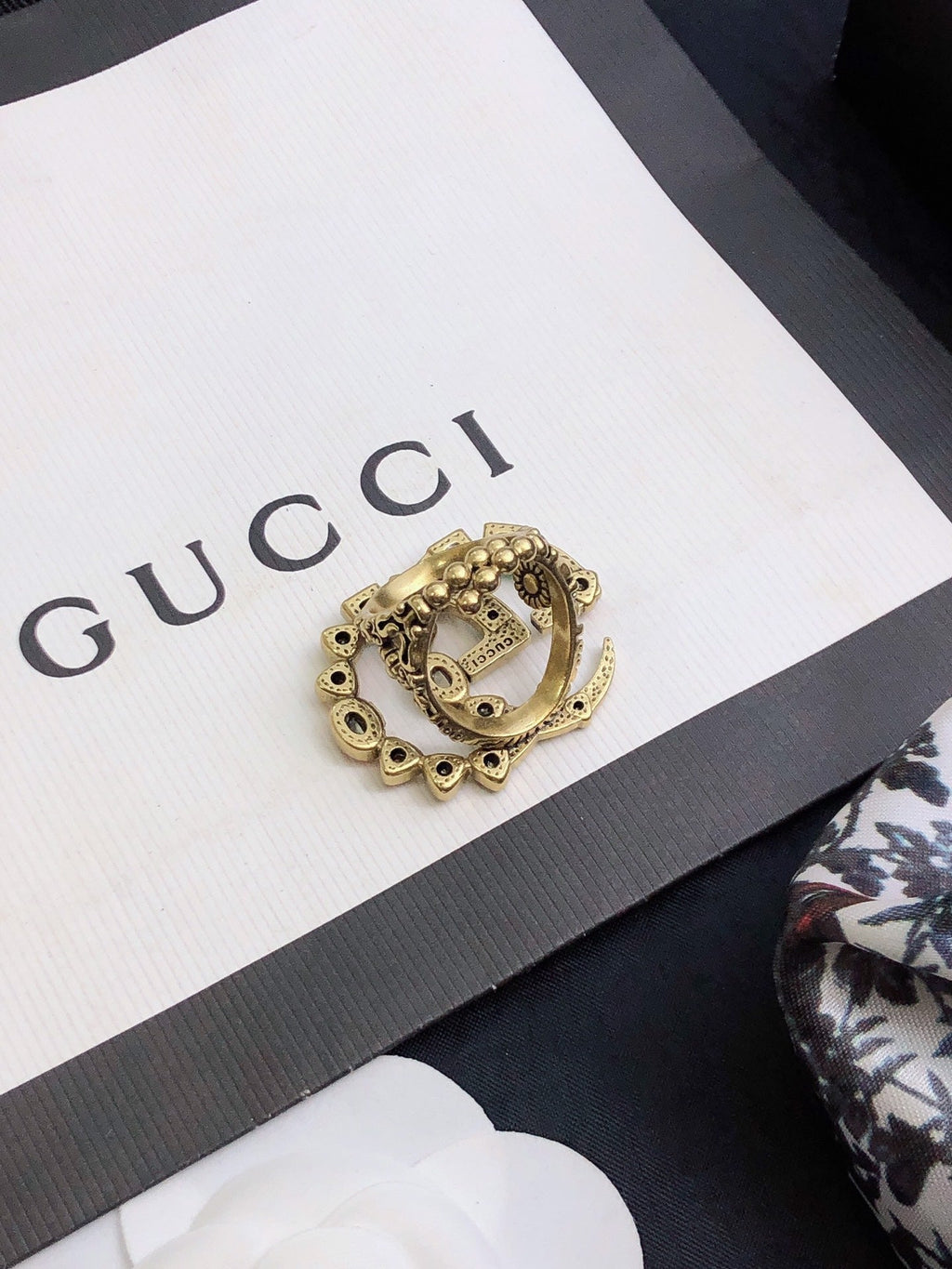 GUCCI 26S GG MULTICOLOR GEM EMBELLISHED BROOCH IN AGED GOLD TONE METAL 624288