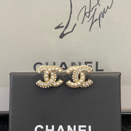 CHANEL 26S DOUBLE C LOGO PEARL & PAVE CRYSTAL STUD EARRINGS IN GOLD METAL 633340