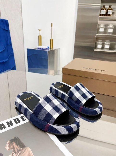 BURBERRY 26S SLIDE SANDALS IN ARCHIVE BLUE BLACK FABRIC