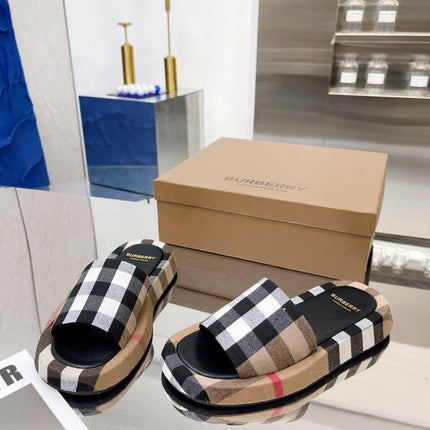 BURBERRY 26S SLIDE SANDALS IN ARCHIVE BEIGE BLACK FABRIC