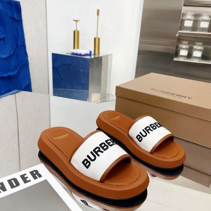 BURBERRY 26S SLIDE SANDALS IN CARAMEL BROWN CALFSKIN AND WHITE FABRIC