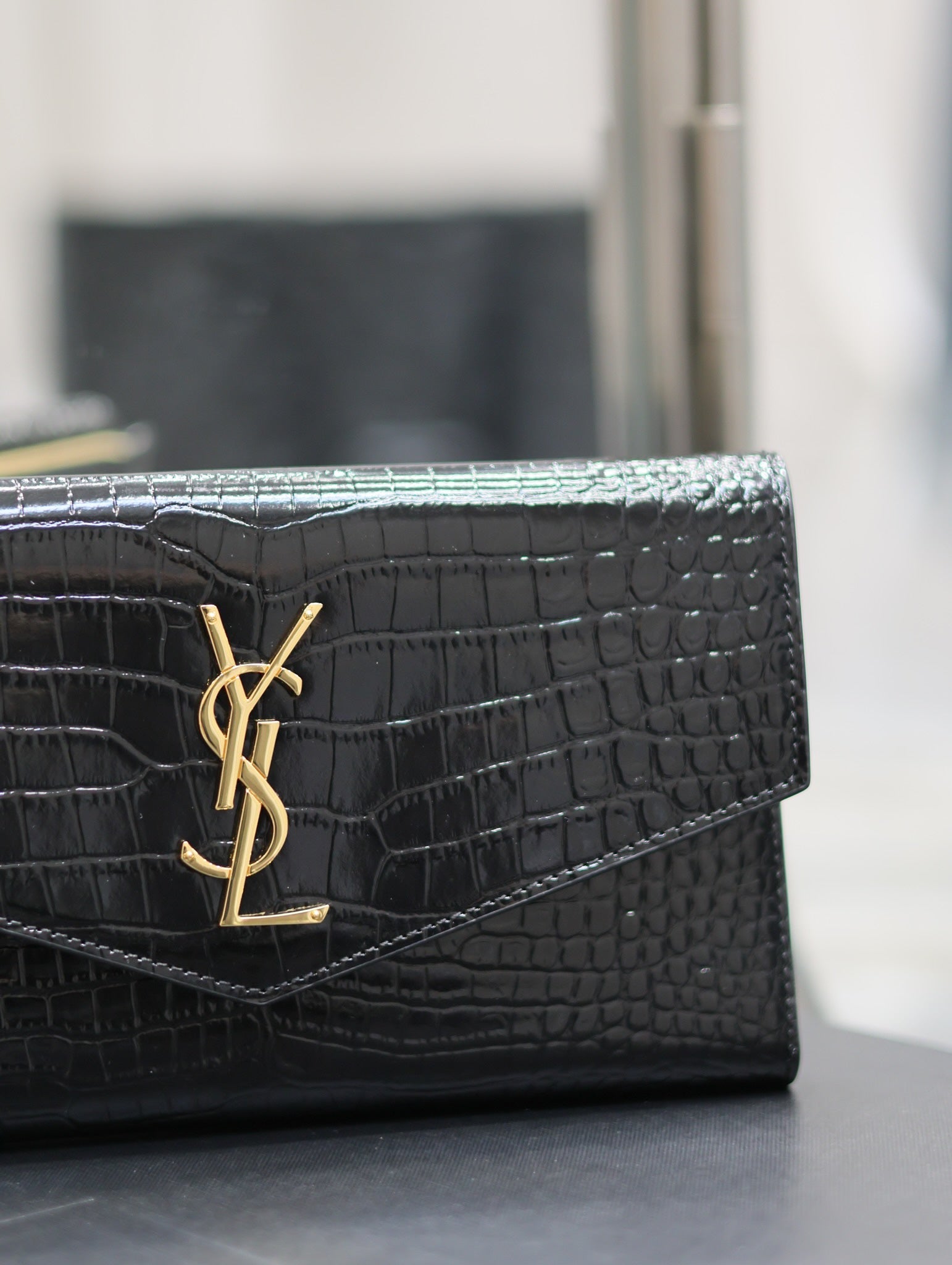 UPTOWN WALLET 21 IN BLACK CROCODILE PATTERN CALFSKIN GOLD LOGO