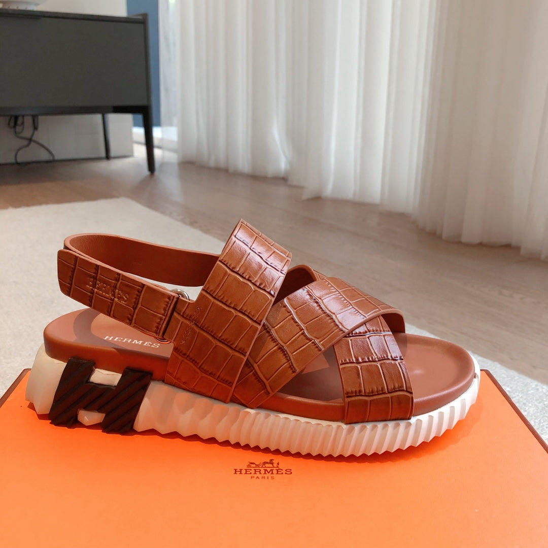 HM ELECTRIC CROCODILE MOTIF SANDAL CIDER CALFSKIN