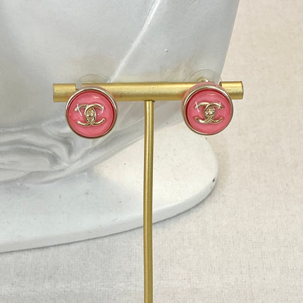 CHANEL 26S DOUBLE C LOGO ROUND PINK RESIN STUD EARRINGS IN GOLD METAL 633346