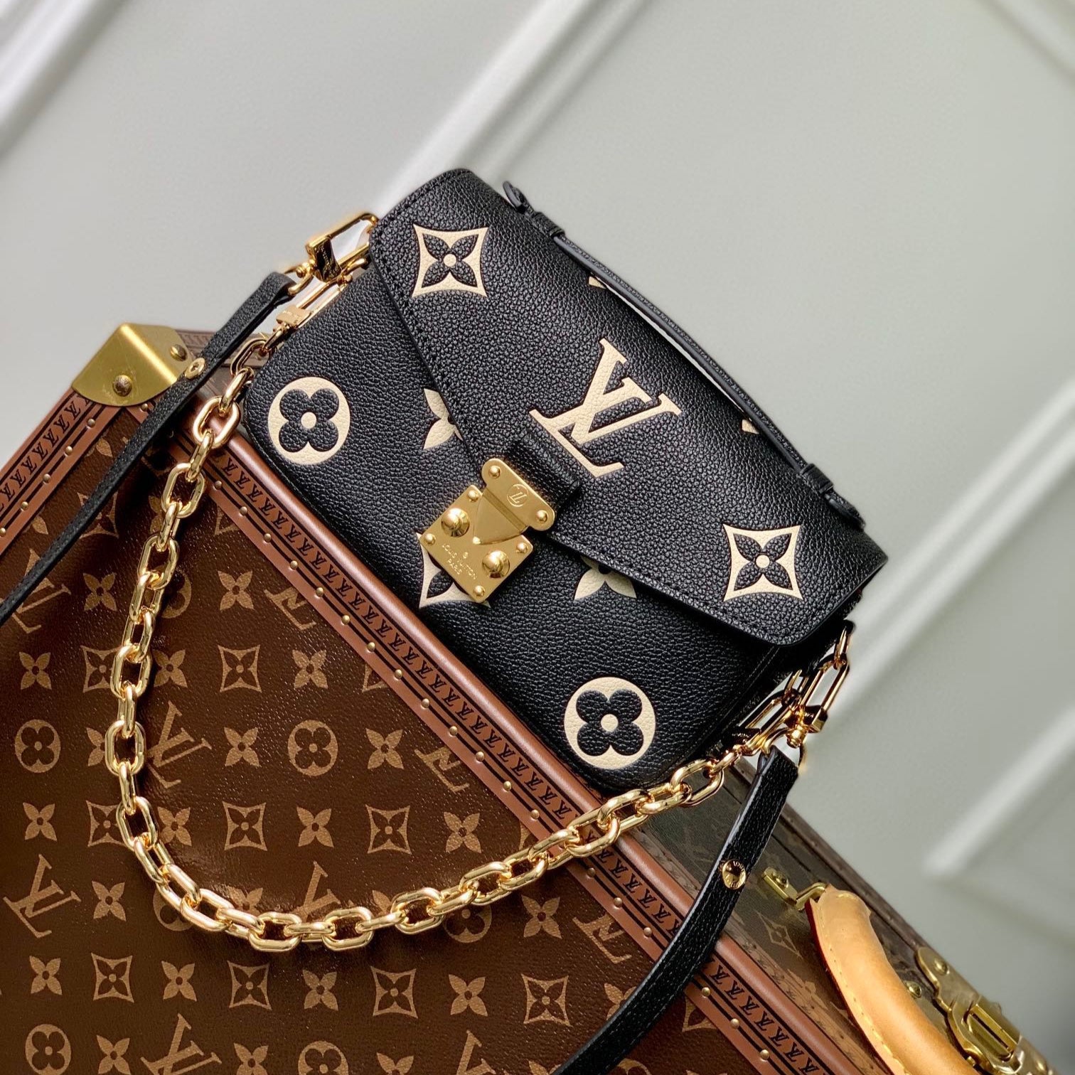 POCHETTE MÉTIS EAST WEST 21 IN BLACK AND BEIGE MONOGRAM EMPREINTE CALFSKIN EMBOSSED LOGO