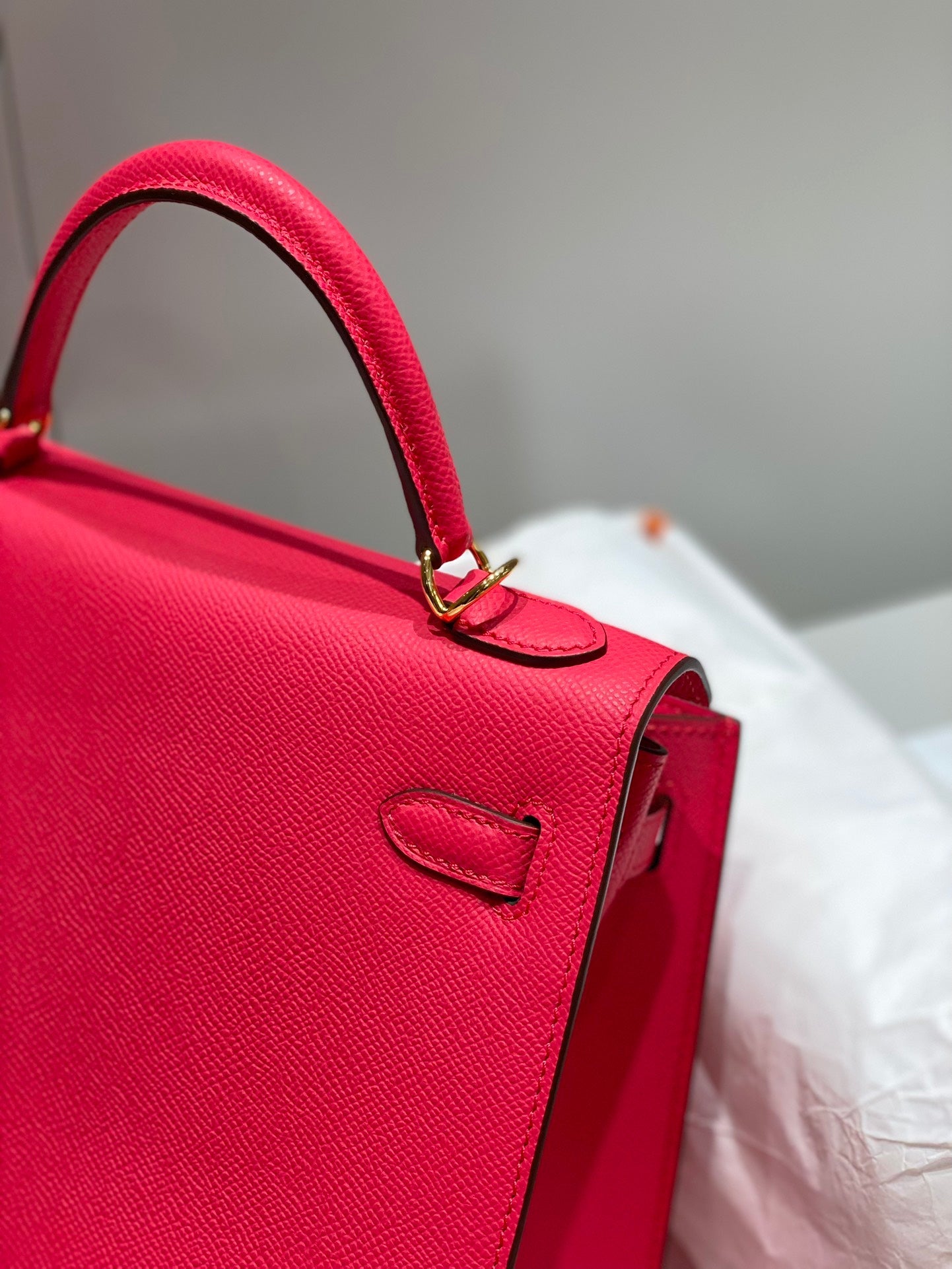 KELLY 28CM IN ROSE TYRIEN SWIFT CALFSKIN GOLD HARDWARE