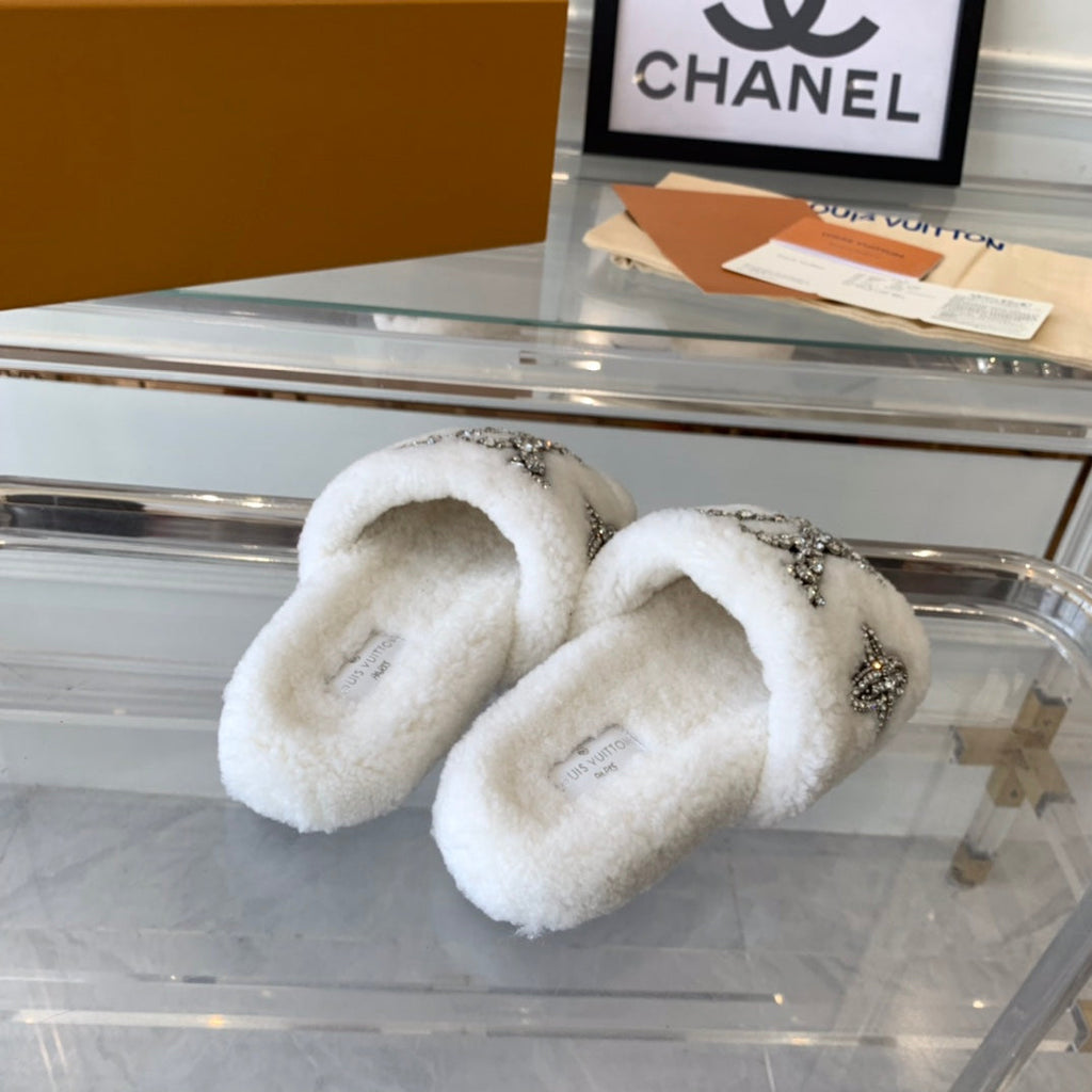 LV WOMEN'S PASEO FLAT SLIPPER IN WHITE FLEECE