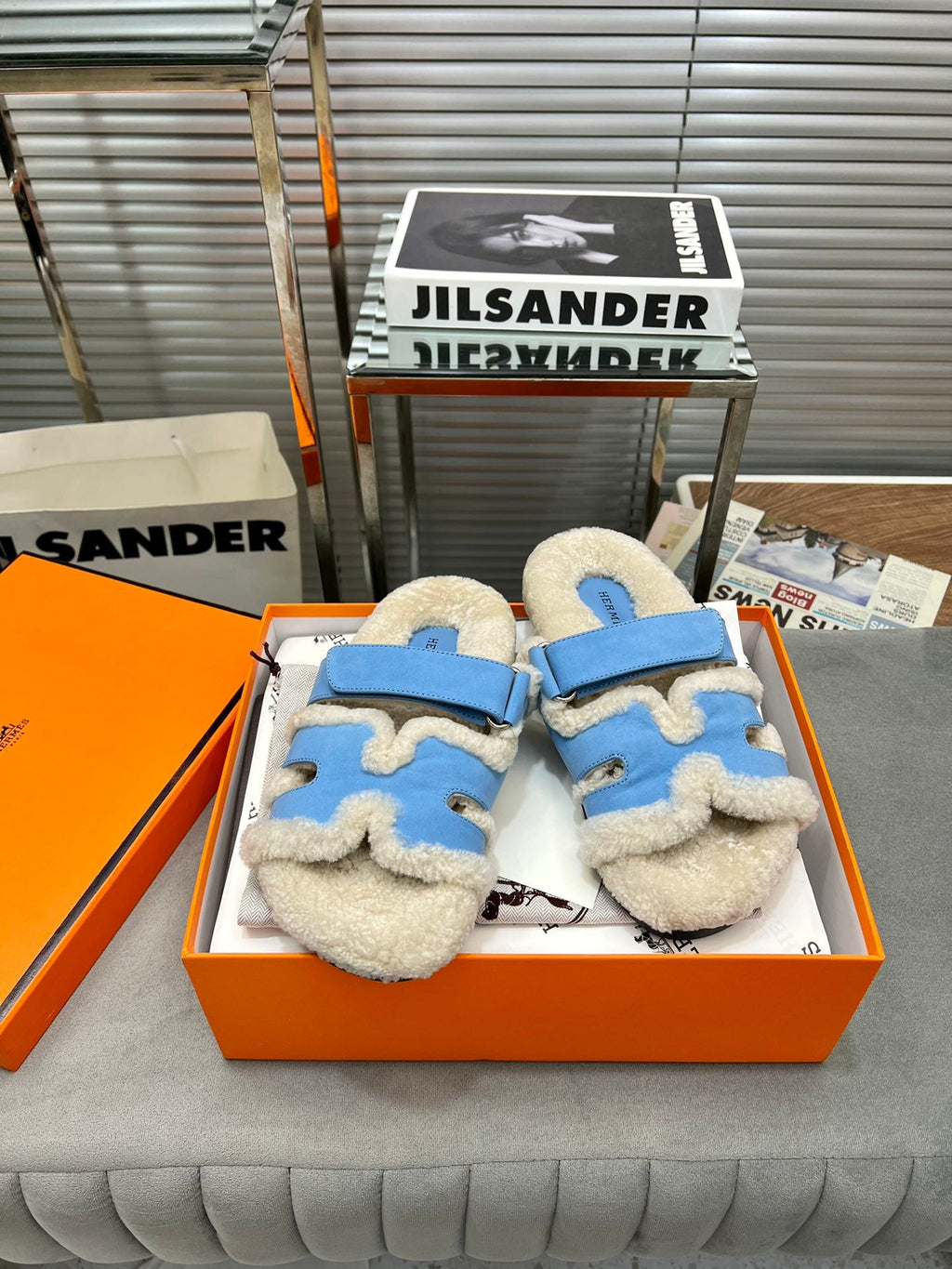 CHYPRE SLIPPERS IN BEIGE LAMB WOOL AND OCEAN BLUE SUEDE