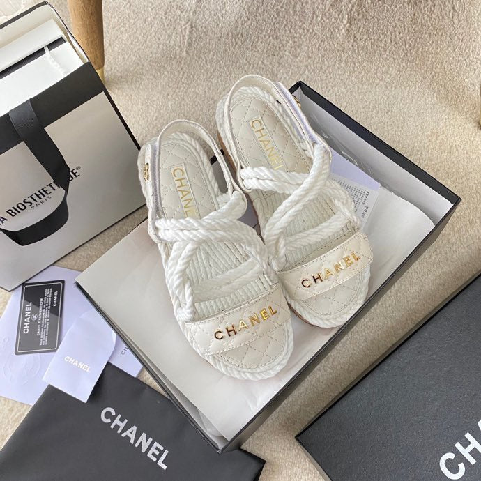 CC QUILTED SANDALS IN WHITE CALFSKIN