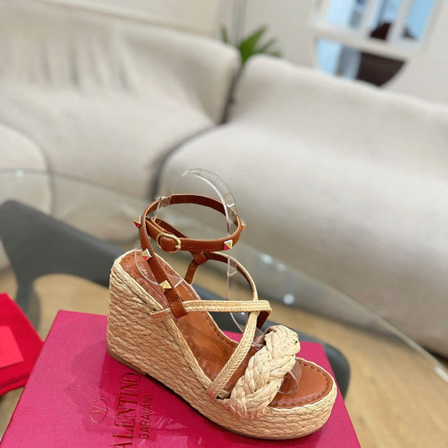 GARAVANI ROCKSTUD WEDGE SANDALS IN BRONZE BROWN CALFSKIN AND BEIGE RAFFIA