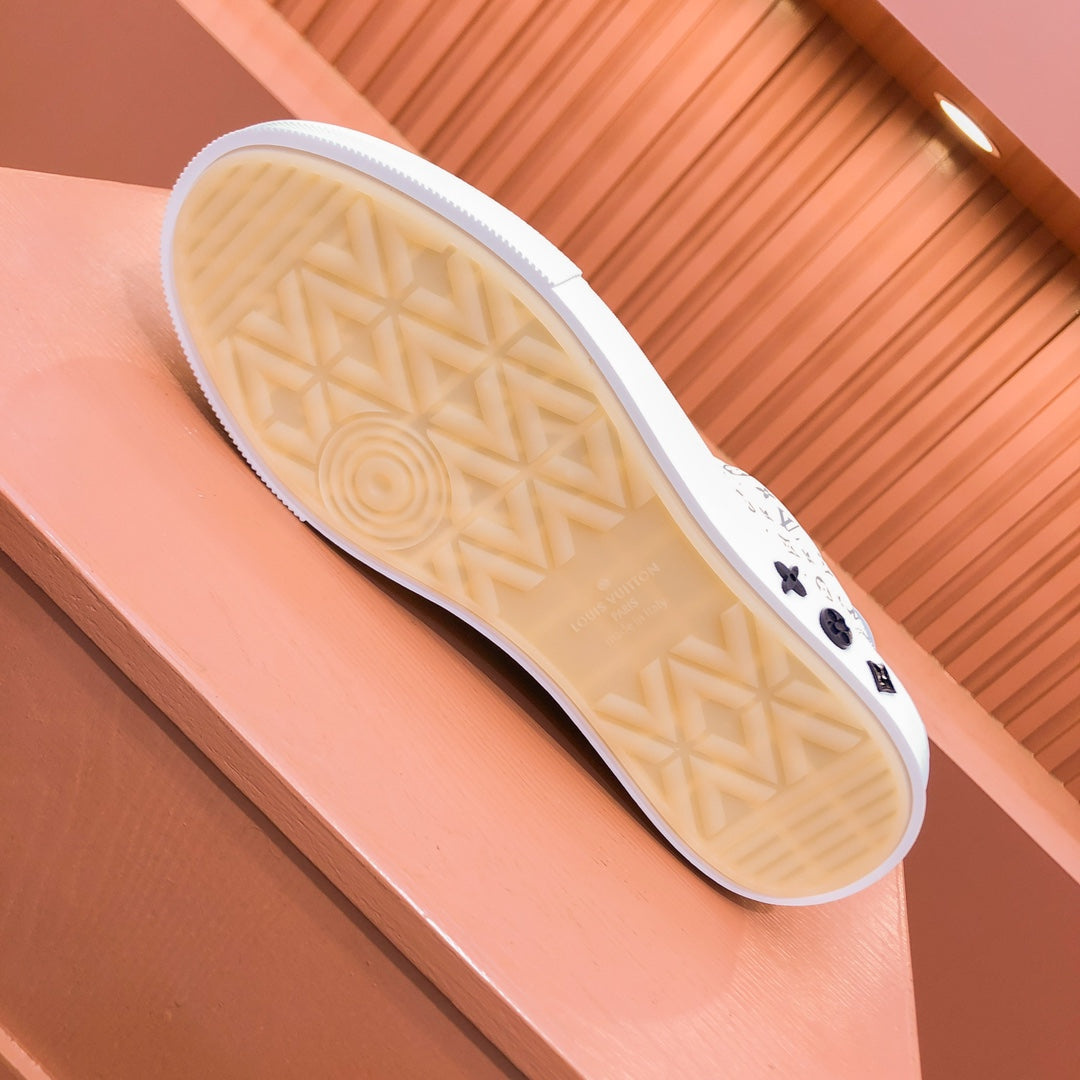 LV TRAINER SNEAKER IN BEIGE MONOGRAM CALFSKIN