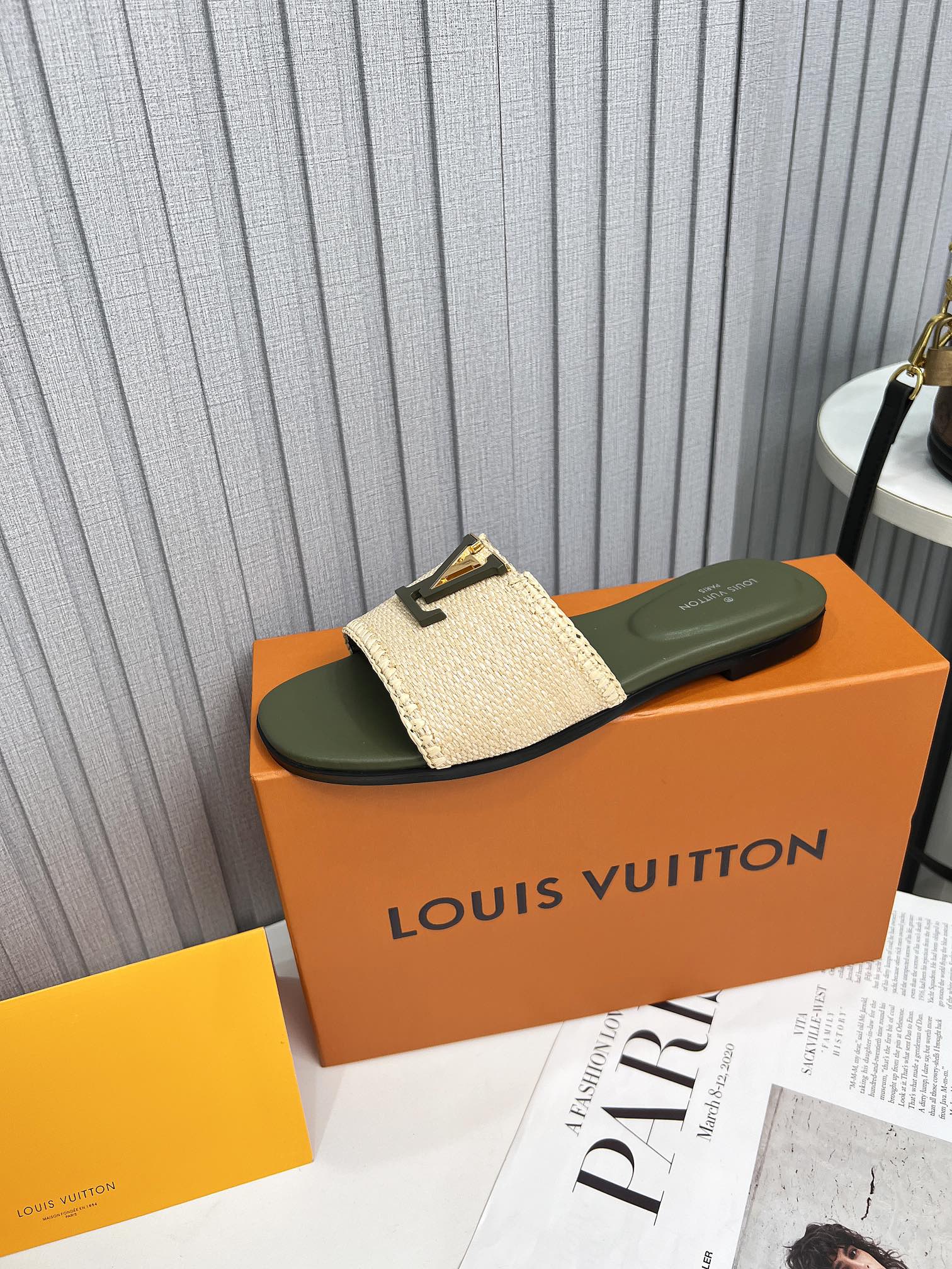 LV 26S FLAT SLIDES IN MOSS GREEN CALFSKIN AND BEIGE RAFFIA