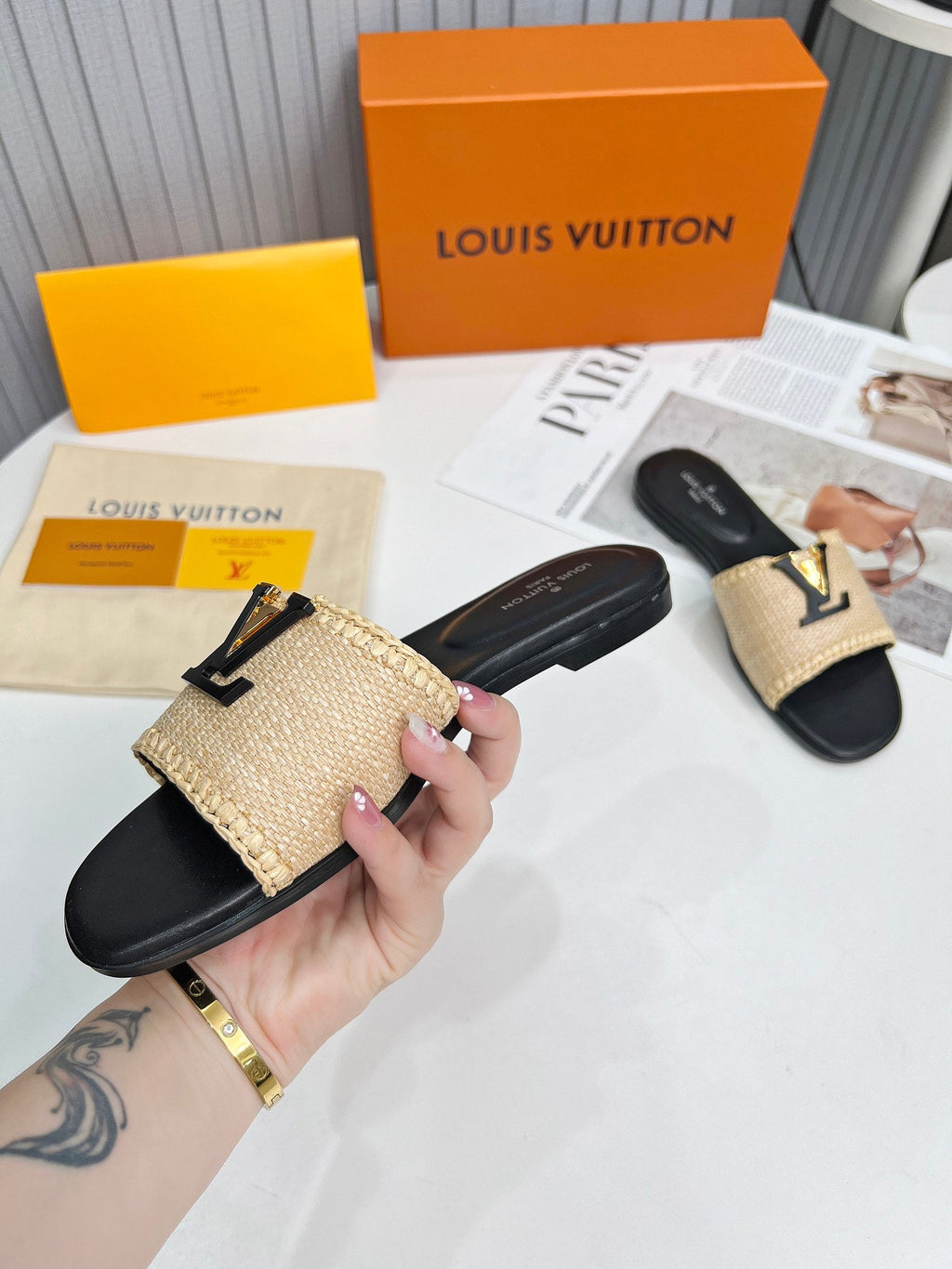 LV 26S FLAT SLIDES IN BLACK CALFSKIN AND BEIGE RAFFIA
