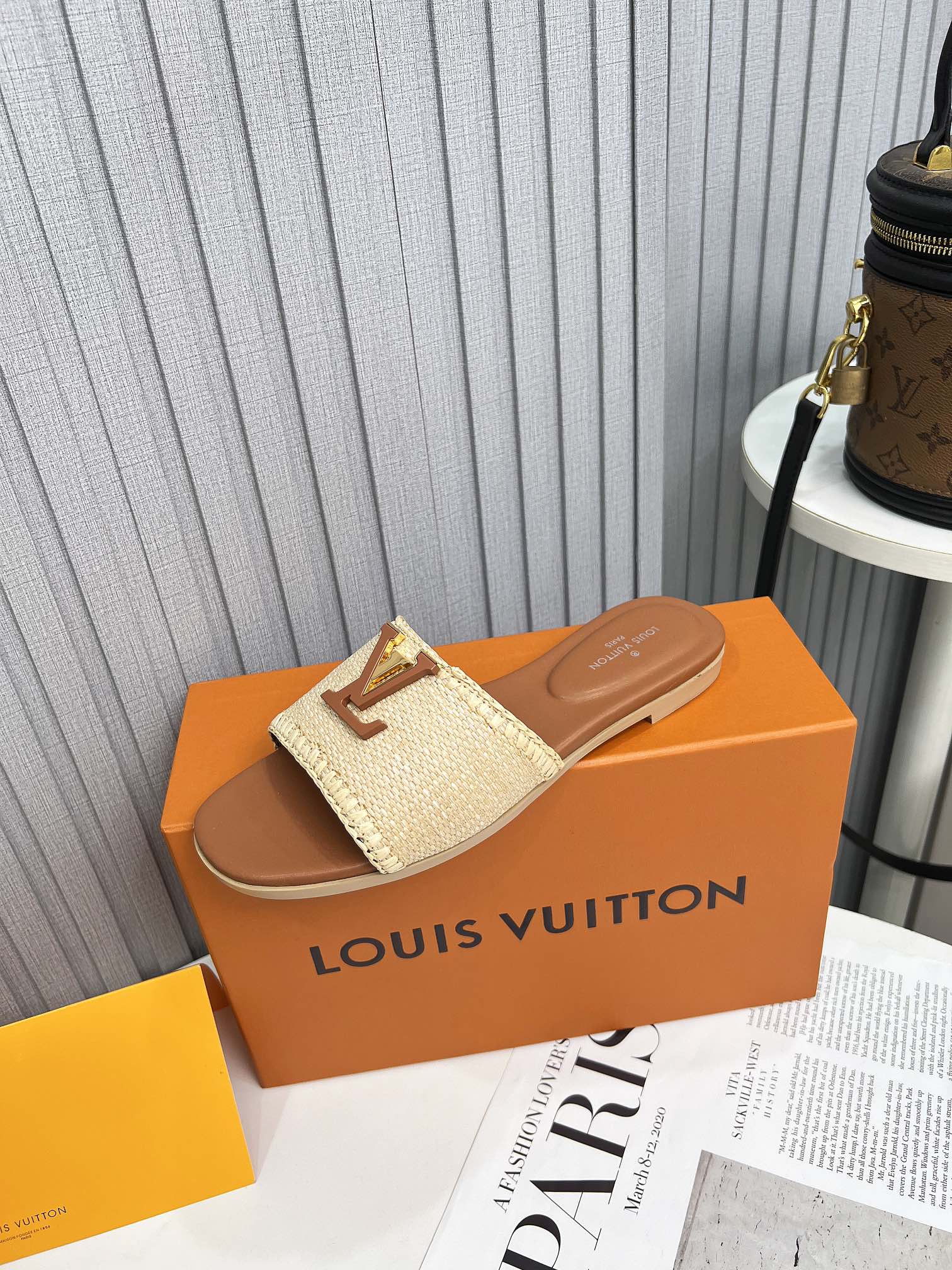 LV 26S FLAT SLIDES IN BROWN CALFSKIN AND BEIGE RAFFIA