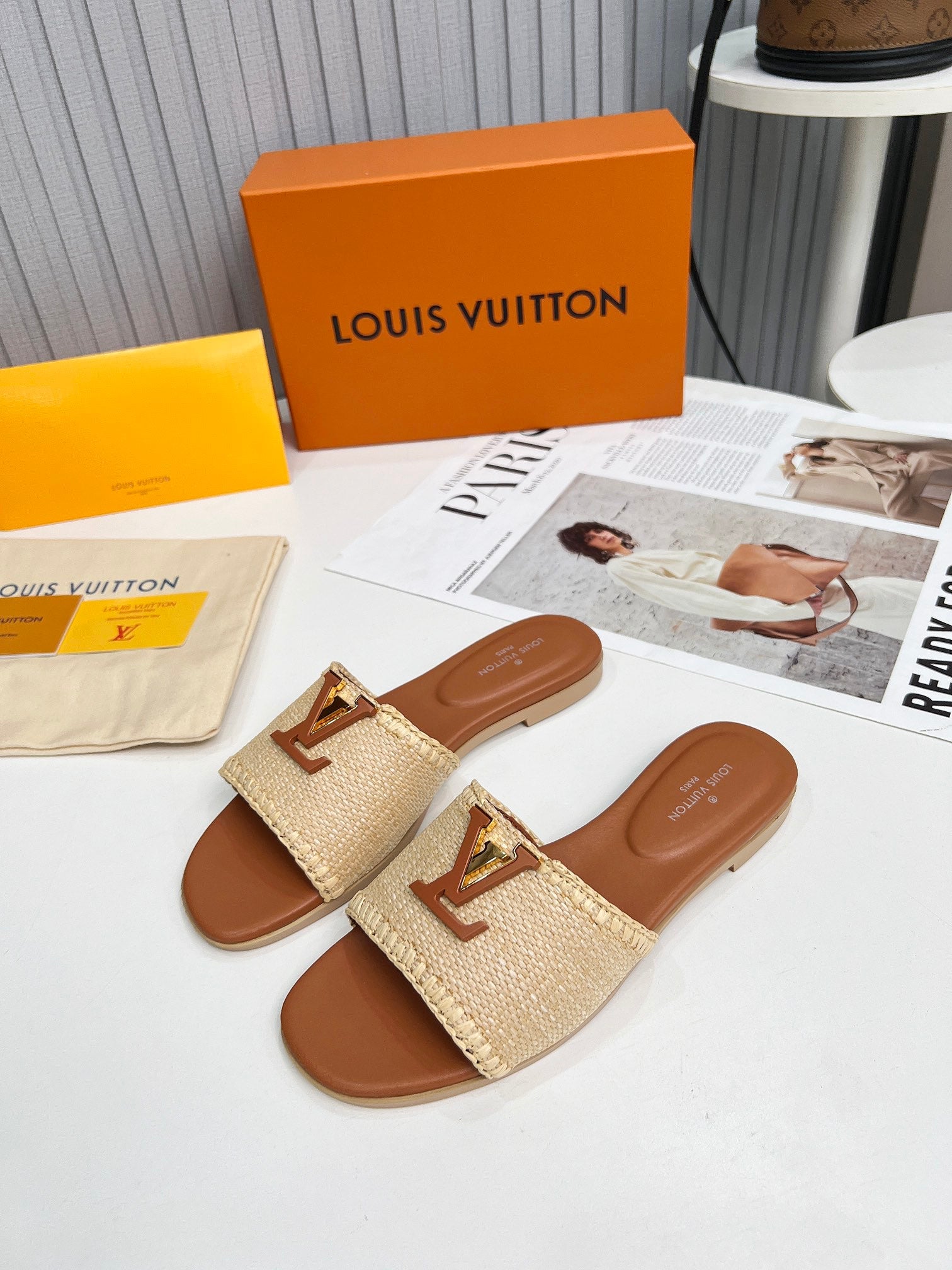 LV 26S FLAT SLIDES IN BROWN CALFSKIN AND BEIGE RAFFIA