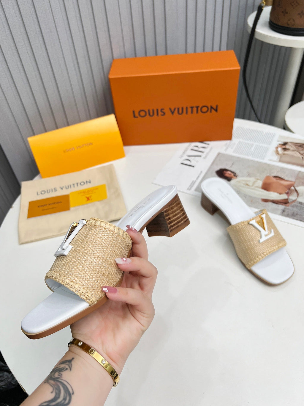 LV 26S CAPRI HIGH-HEELED MULES IN WHITE CALFSKIN AND BEIGE RAFFIA