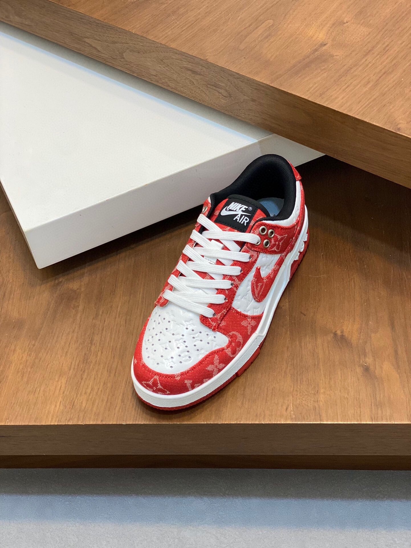 AIR TRAINER IN CRIMSON RED MIX WHITE CALFSKIN