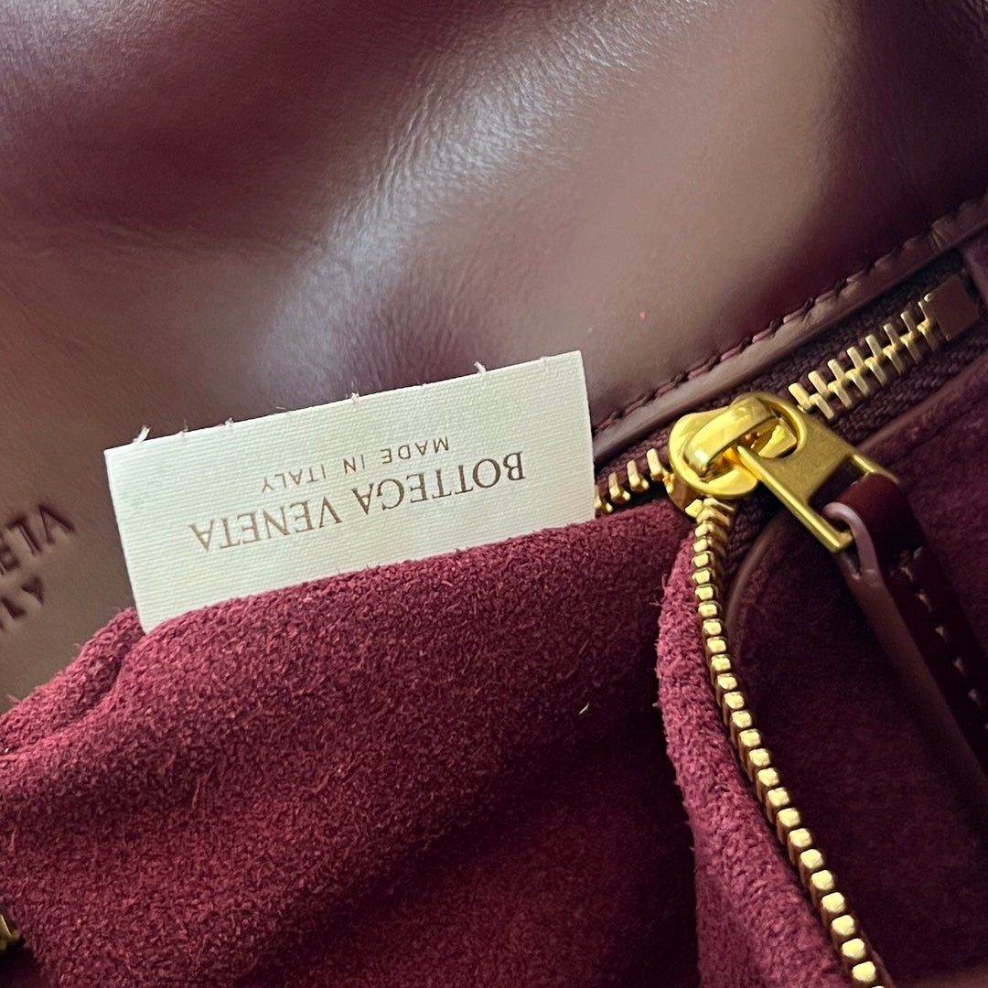 MEDIUM LIBERTA 30 IN WINE RED SMOOTH CALFSKIN GOLD HARDWARE
