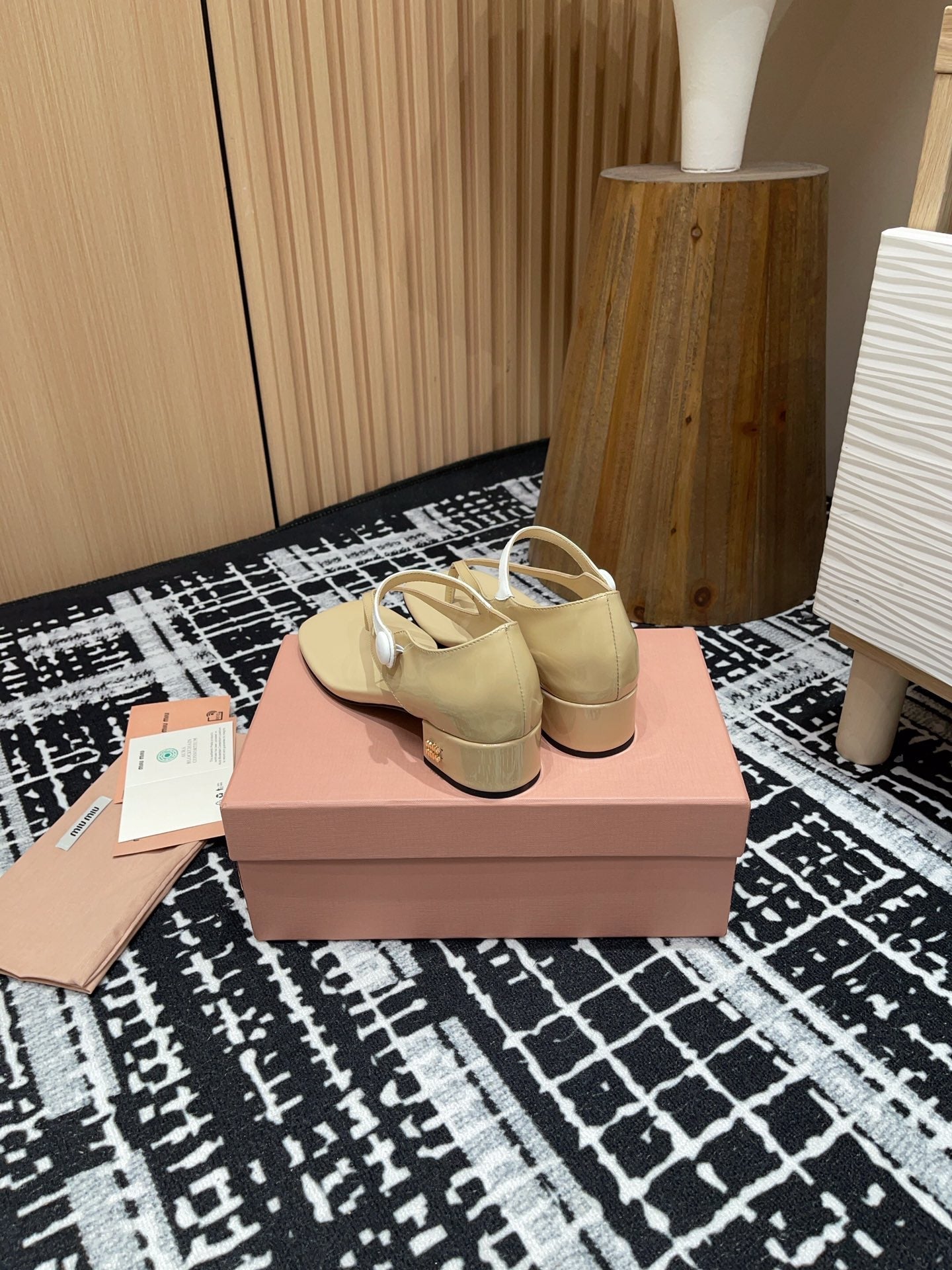 HIGH THONG SANDALS WITH WHITE STRAP IN BEIGE GLOSSY LAMBSKIN