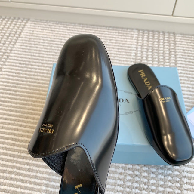 MULES IN BLACK GLOSSY SHEEPSKIN GOLD LETTERING LOGO