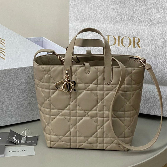 MEDIUM TOUJOURS BUCKET BAG 22 IN BEIGE CANNAGE CALFSKIN