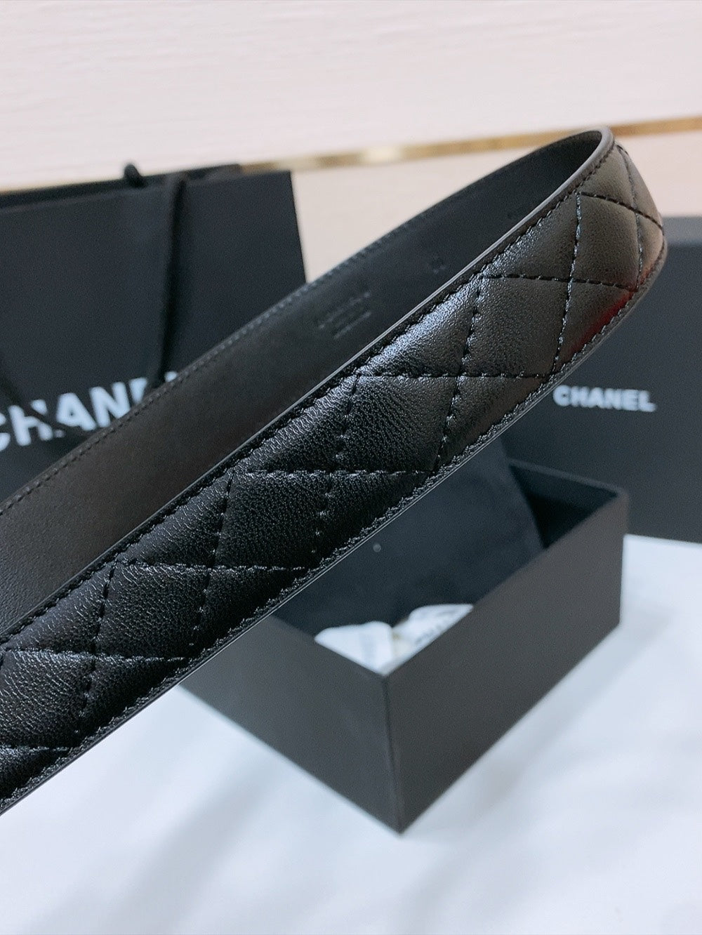 DOUBLE C 30MM IN BLACK QUILTED CALFSKIN INTERWOVEN WITH GOLD RESIN BUCKLE