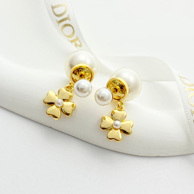 CD 26S PEARL FLOWER DROP STUD EARRINGS IN GOLD TONE METAL 629842