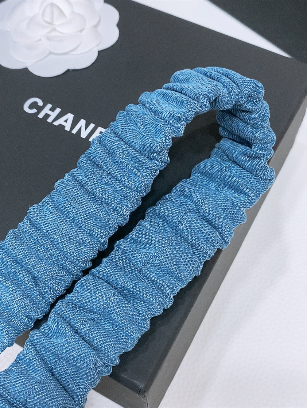 DOUBLE C ELASTIC BELT 30MM IN BLUE DENIM SQUARE GOLD BUCKLE BLACK LOGO