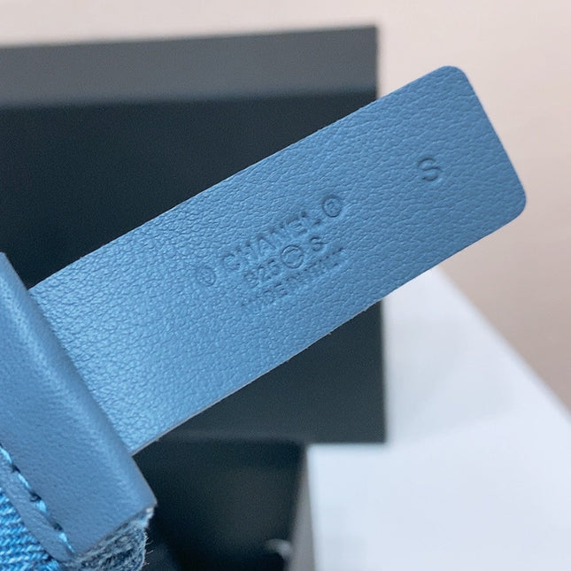 DOUBLE C ELASTIC BELT 30MM IN BLUE DENIM WITH GOLD BUCKLE EMBOSSED PEARL