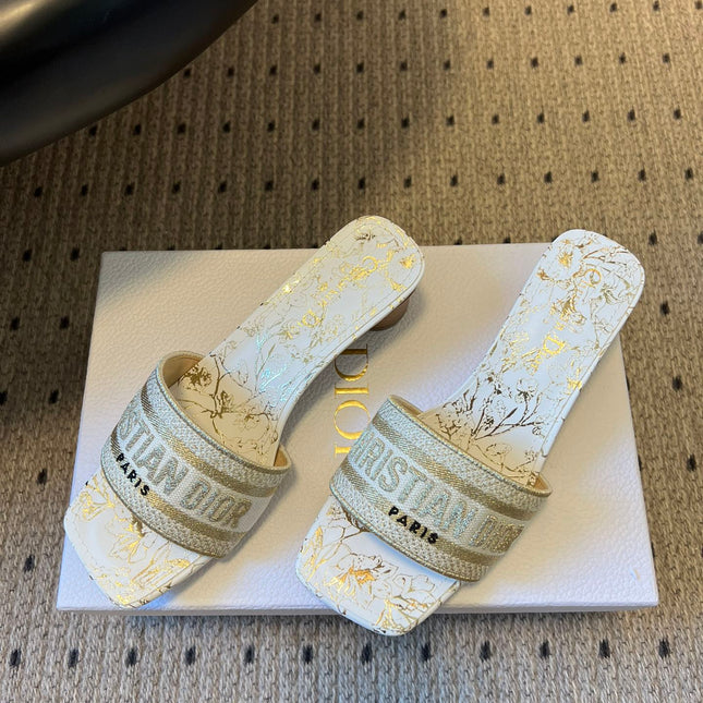 DIOR 26S DWAY HEELED SLIDE 40MM IN WHITE AND GOLD EMBROIDERED COTTON