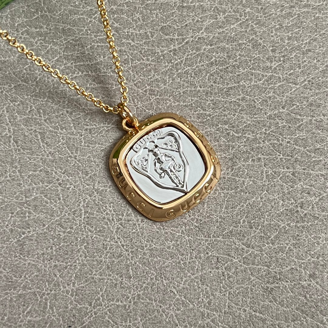 GUCCI 26S HERITAGE CREST MEDALLION PENDANT NECKLACE IN GOLD AND SILVER TONE METAL 625550